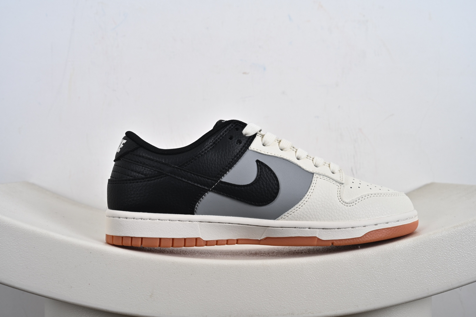 Nike SB Dunk Low “斯图西联名——米灰黑生胶” 高端定制 低帮休闲板鞋 QW5836-032