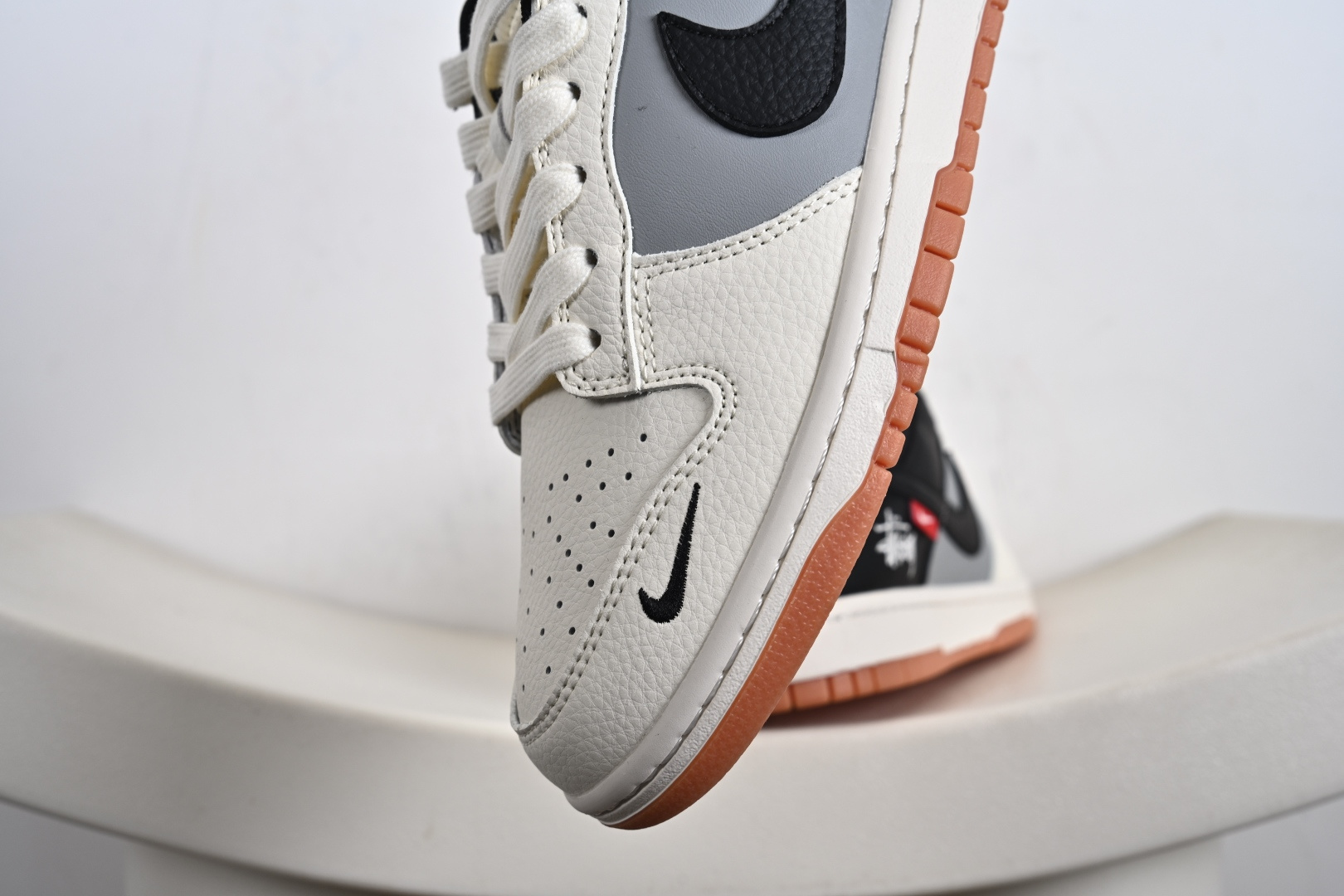 Nike SB Dunk Low “斯图西联名——米灰黑生胶” 高端定制 低帮休闲板鞋 QW5836-032
