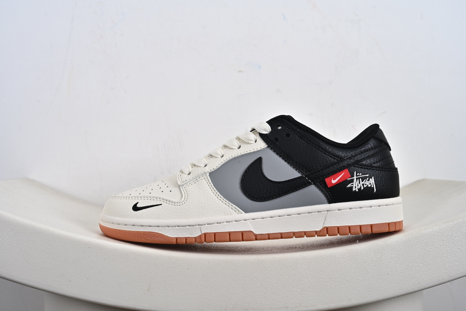Nike SB Dunk Low “斯图西联名——米灰黑生胶” 高端定制 低帮休闲板鞋 QW5836-032