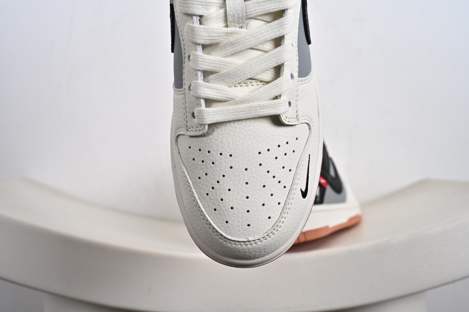 Nike SB Dunk Low “斯图西联名——米灰黑生胶” 高端定制 低帮休闲板鞋 QW5836-032