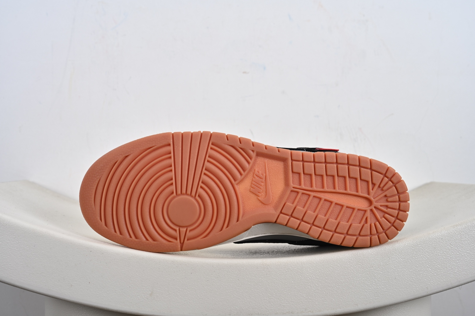 Nike SB Dunk Low “斯图西联名——米灰黑生胶” 高端定制 低帮休闲板鞋 QW5836-032