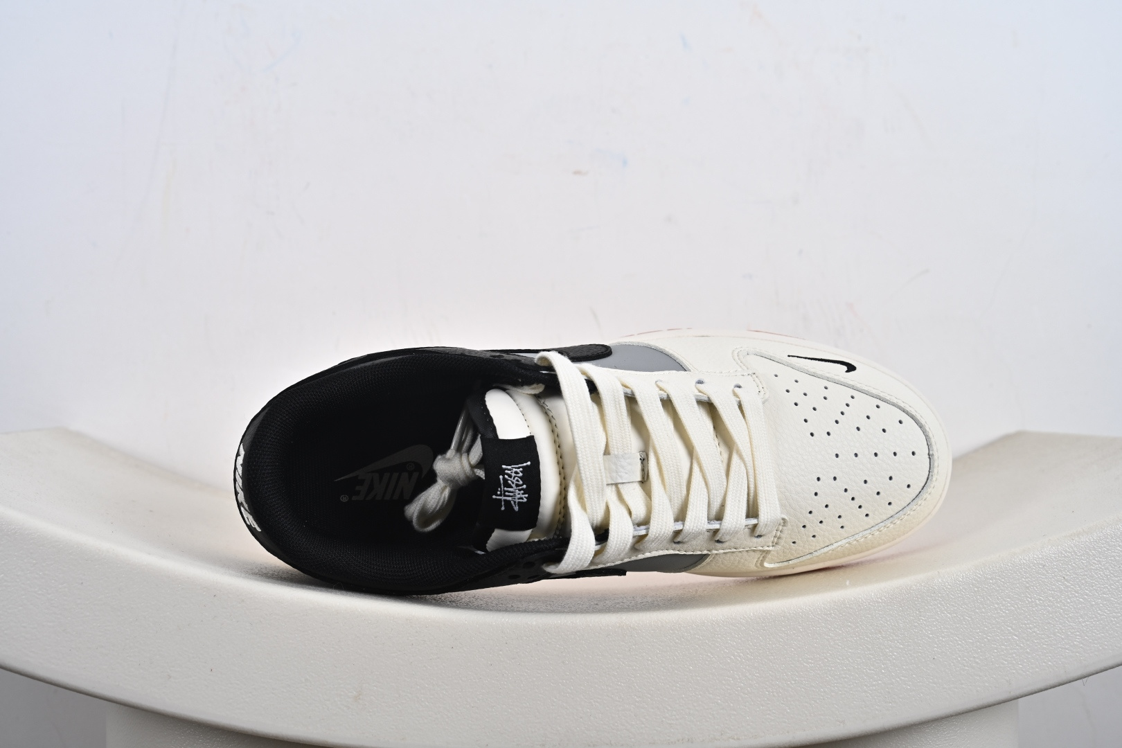 Nike SB Dunk Low “斯图西联名——米灰黑生胶” 高端定制 低帮休闲板鞋 QW5836-032