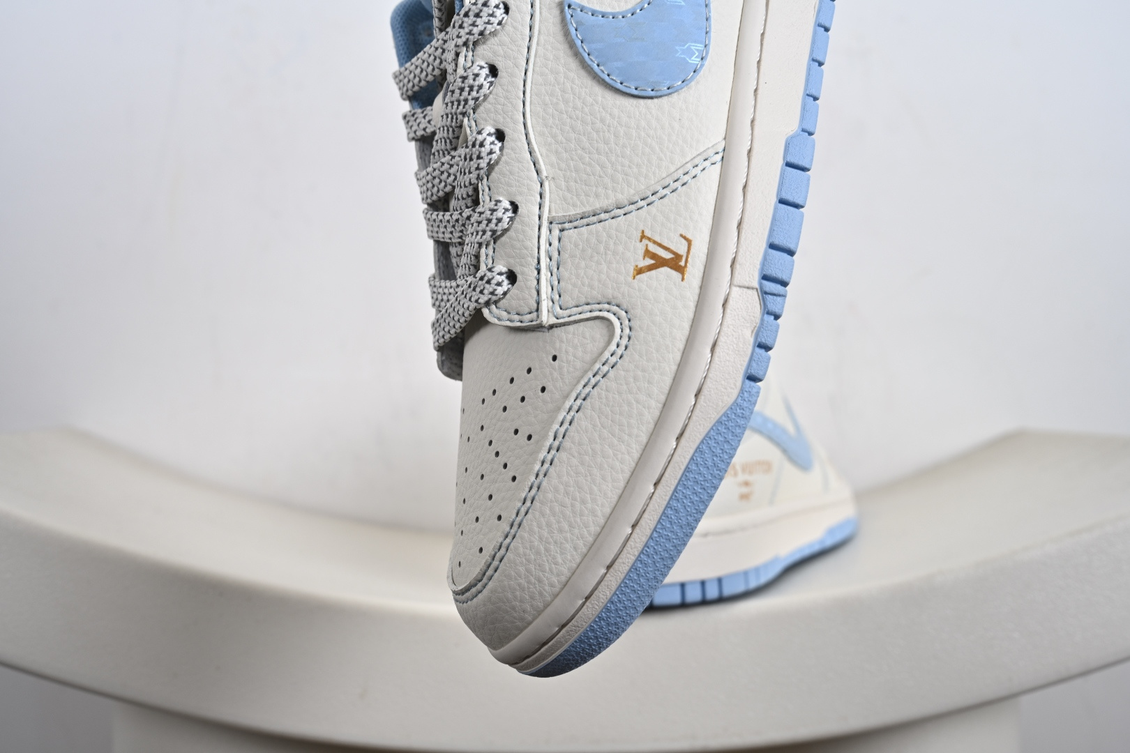 Nike SB Dunk Low“ LV联名——米白冰蓝金标” 周年高端定制 低帮休闲板鞋 JP1628-005