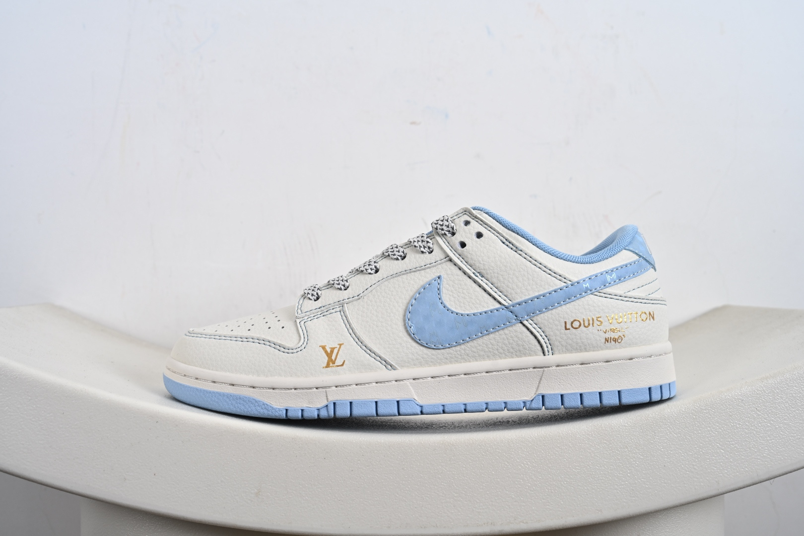 Nike SB Dunk Low“ LV联名——米白冰蓝金标” 周年高端定制 低帮休闲板鞋 JP1628-005