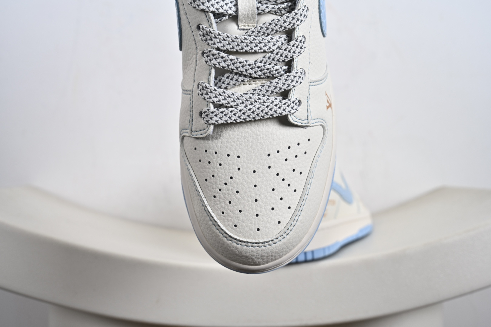 Nike SB Dunk Low“ LV联名——米白冰蓝金标” 周年高端定制 低帮休闲板鞋 JP1628-005