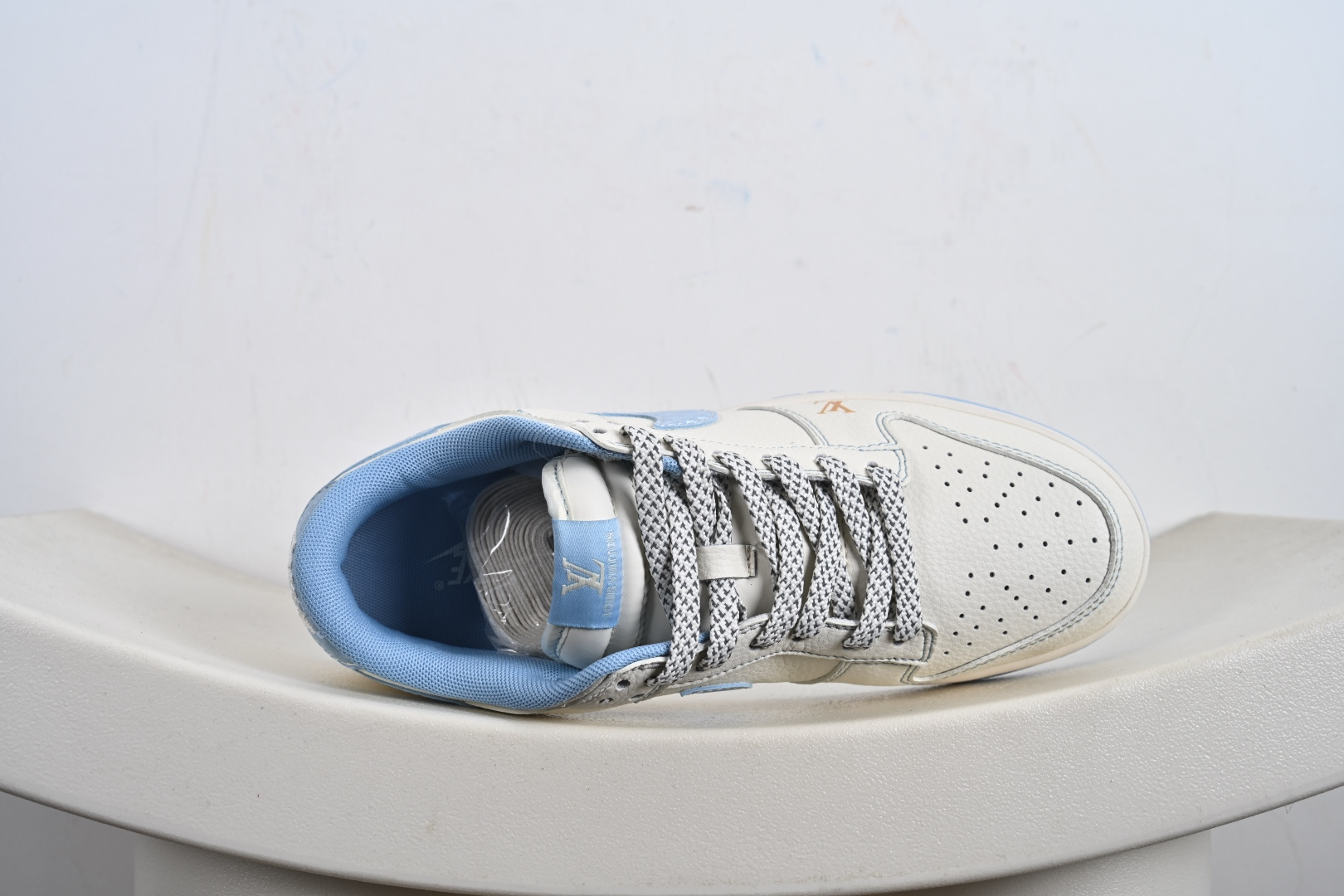 Nike SB Dunk Low“ LV联名——米白冰蓝金标” 周年高端定制 低帮休闲板鞋 JP1628-005