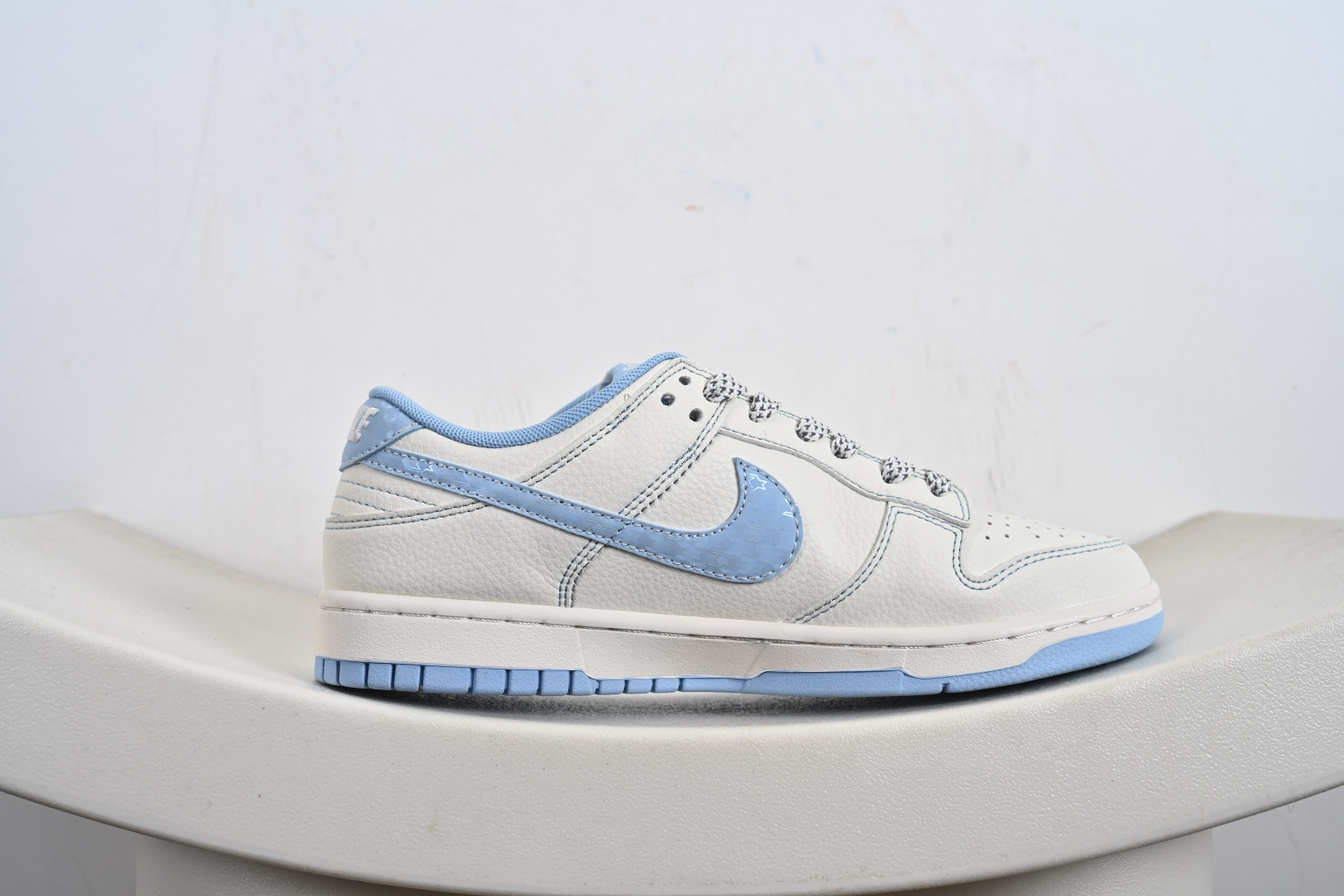 Nike SB Dunk Low“ LV联名——米白冰蓝金标” 周年高端定制 低帮休闲板鞋 JP1628-005