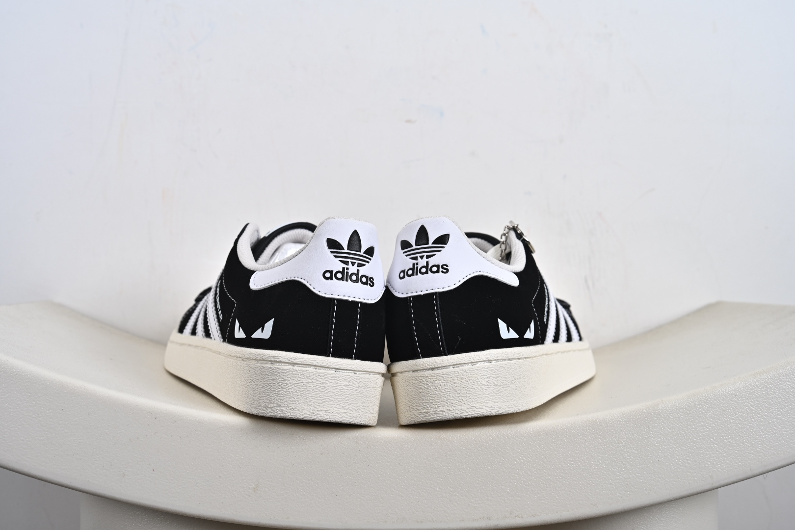 高端定制adidas贝壳头 “小怪兽联名-黑白卡通”高端定制 低帮休闲板鞋 DS0026