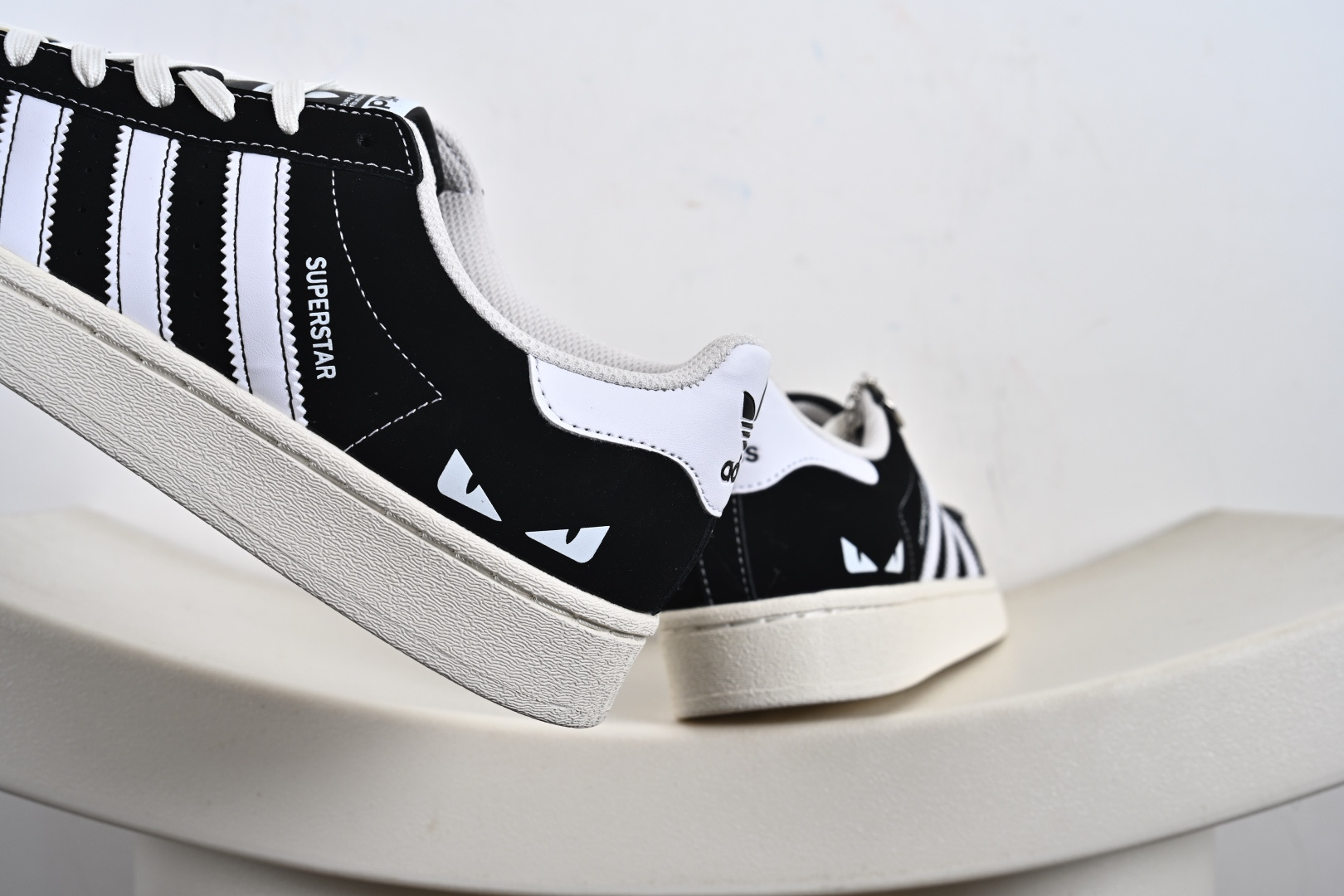 高端定制adidas贝壳头 “小怪兽联名-黑白卡通”高端定制 低帮休闲板鞋 DS0026