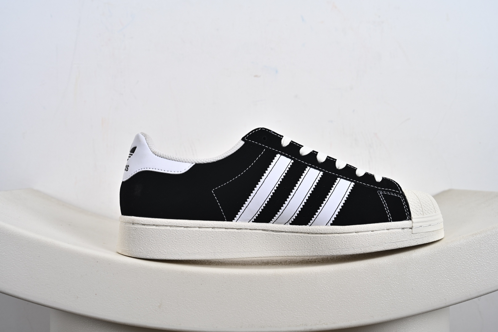 高端定制adidas贝壳头 “小怪兽联名-黑白卡通”高端定制 低帮休闲板鞋 DS0026