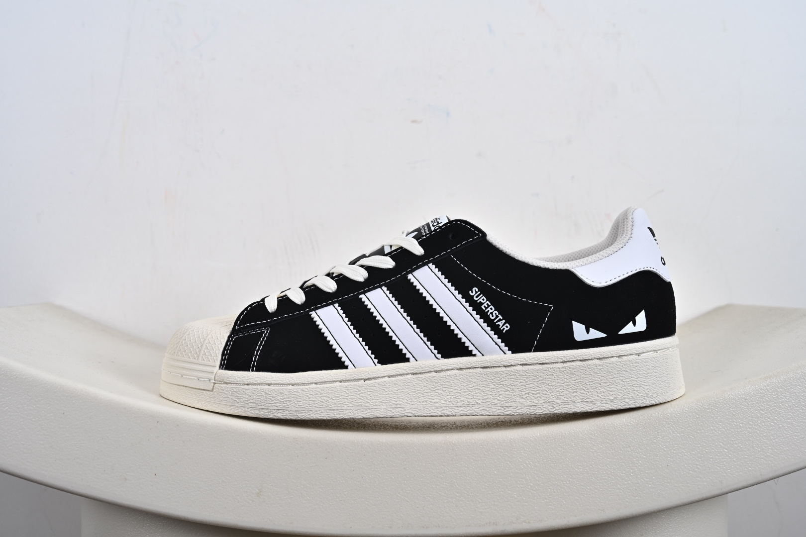 高端定制adidas贝壳头 “小怪兽联名-黑白卡通”高端定制 低帮休闲板鞋 DS0026