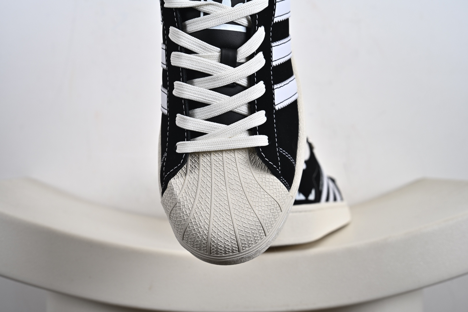 高端定制adidas贝壳头 “小怪兽联名-黑白卡通”高端定制 低帮休闲板鞋 DS0026