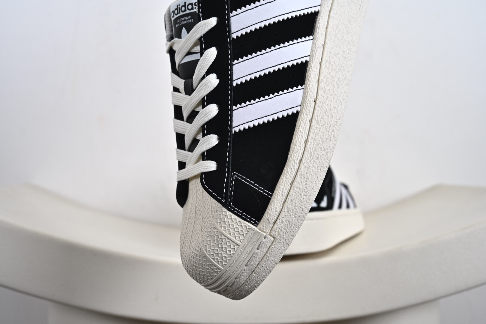 高端定制adidas贝壳头 “小怪兽联名-黑白卡通”高端定制 低帮休闲板鞋 DS0026