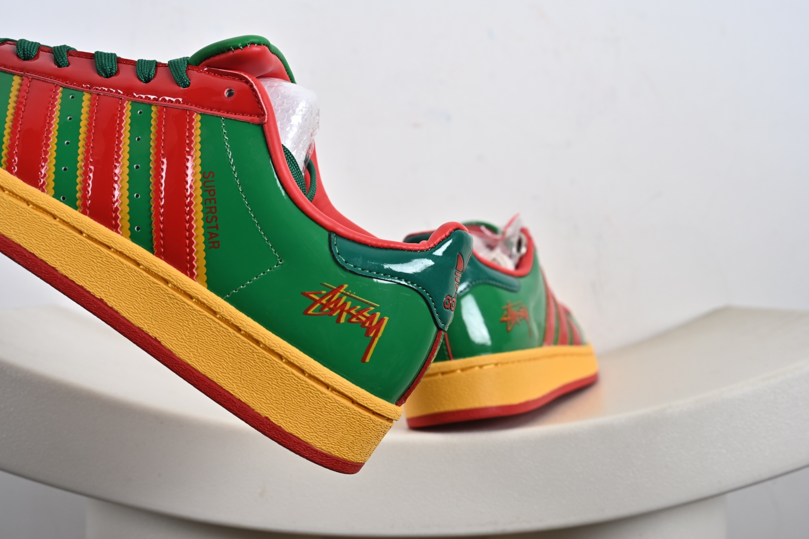 高端定制adidas贝壳头 “斯图西联名-绿金红” 高端定制 低帮休闲板鞋 DS0027