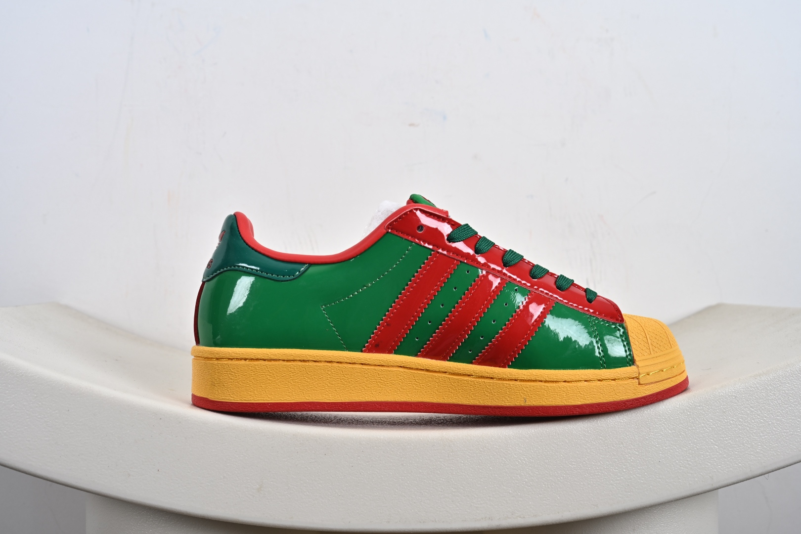 高端定制adidas贝壳头 “斯图西联名-绿金红” 高端定制 低帮休闲板鞋 DS0027