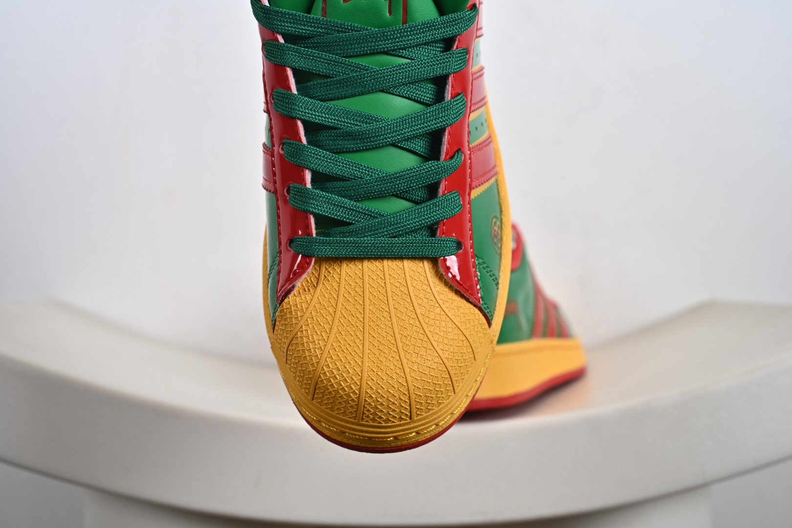 高端定制adidas贝壳头 “斯图西联名-绿金红” 高端定制 低帮休闲板鞋 DS0027