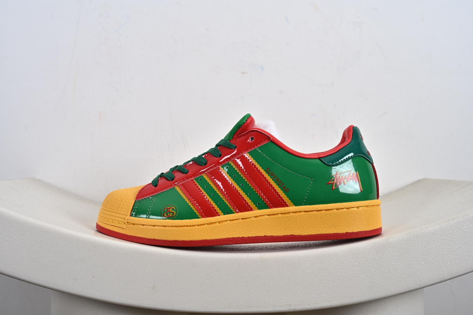 高端定制adidas贝壳头 “斯图西联名-绿金红” 高端定制 低帮休闲板鞋 DS0027