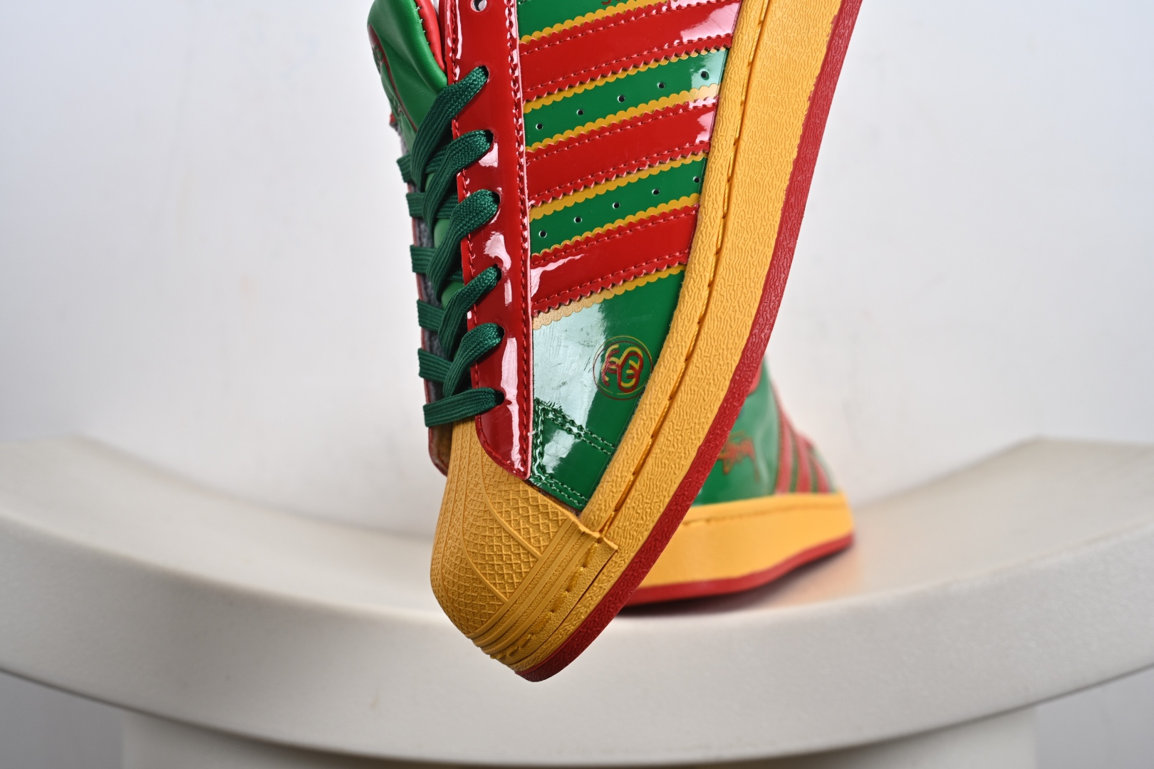 高端定制adidas贝壳头 “斯图西联名-绿金红” 高端定制 低帮休闲板鞋 DS0027