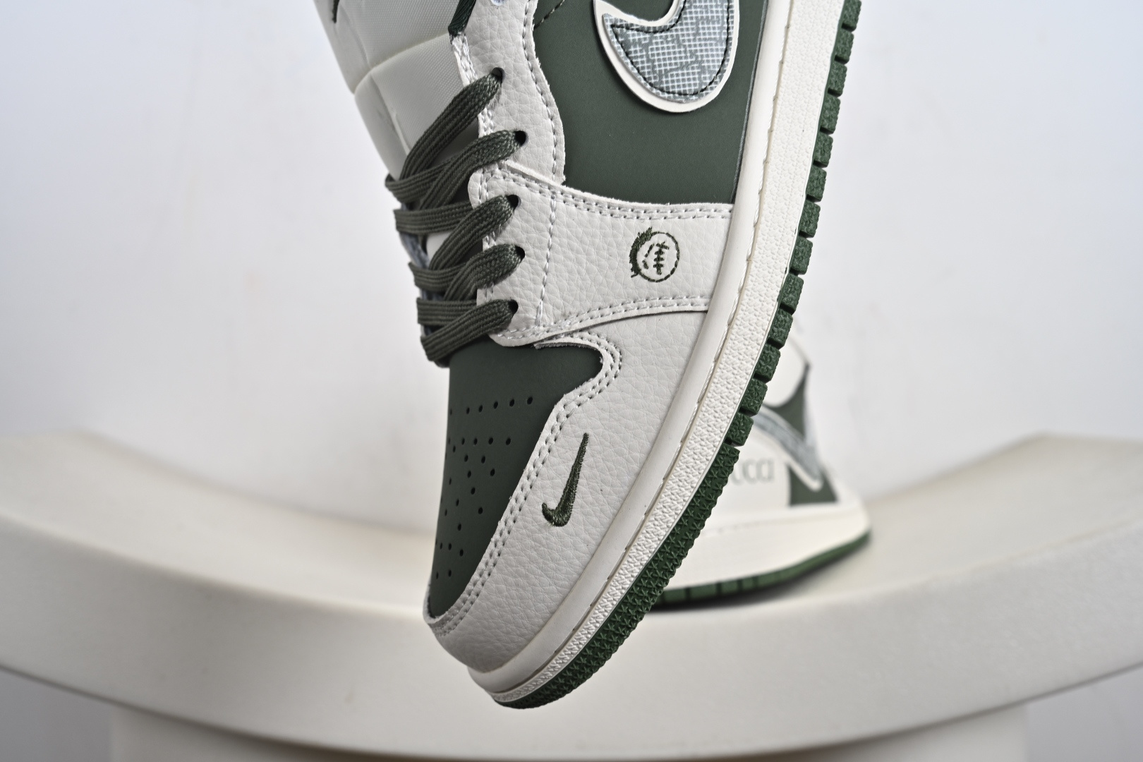 定制版Nike Jordan Air Jordan 1“古驰联名——浅绿米花勾” 高端定制 低帮 复古 减震 防滑 耐磨 篮球鞋 QR2025-002