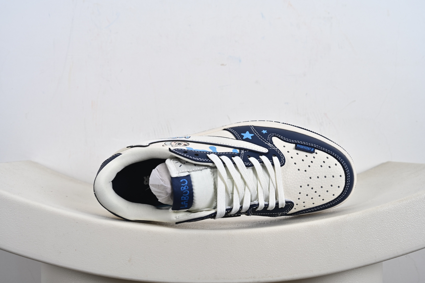 定制版Labubu x Travis Scott x Air Jordan 1 Low 拉布布 x AJ1 低帮 梦幻蓝白倒钩 DZ5899-017