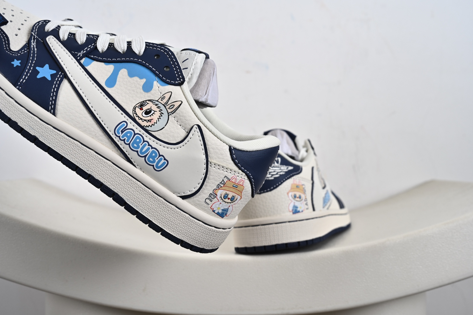 定制版Labubu x Travis Scott x Air Jordan 1 Low 拉布布 x AJ1 低帮 梦幻蓝白倒钩 DZ5899-017