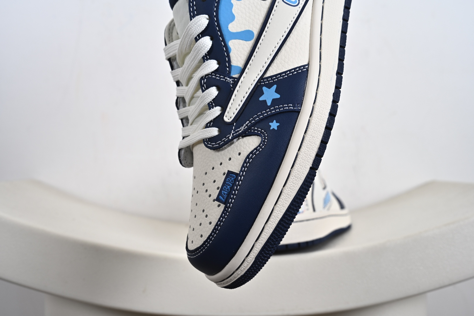 定制版Labubu x Travis Scott x Air Jordan 1 Low 拉布布 x AJ1 低帮 梦幻蓝白倒钩 DZ5899-017