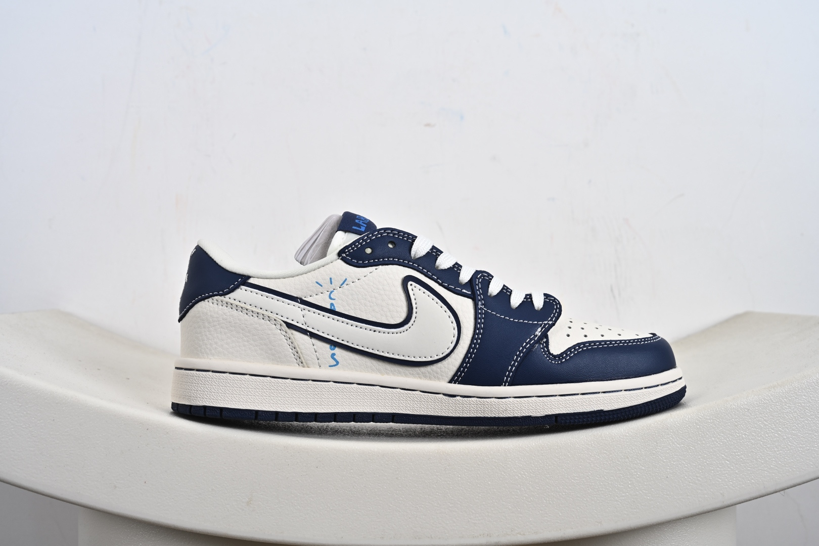 定制版Labubu x Travis Scott x Air Jordan 1 Low 拉布布 x AJ1 低帮 梦幻蓝白倒钩 DZ5899-017