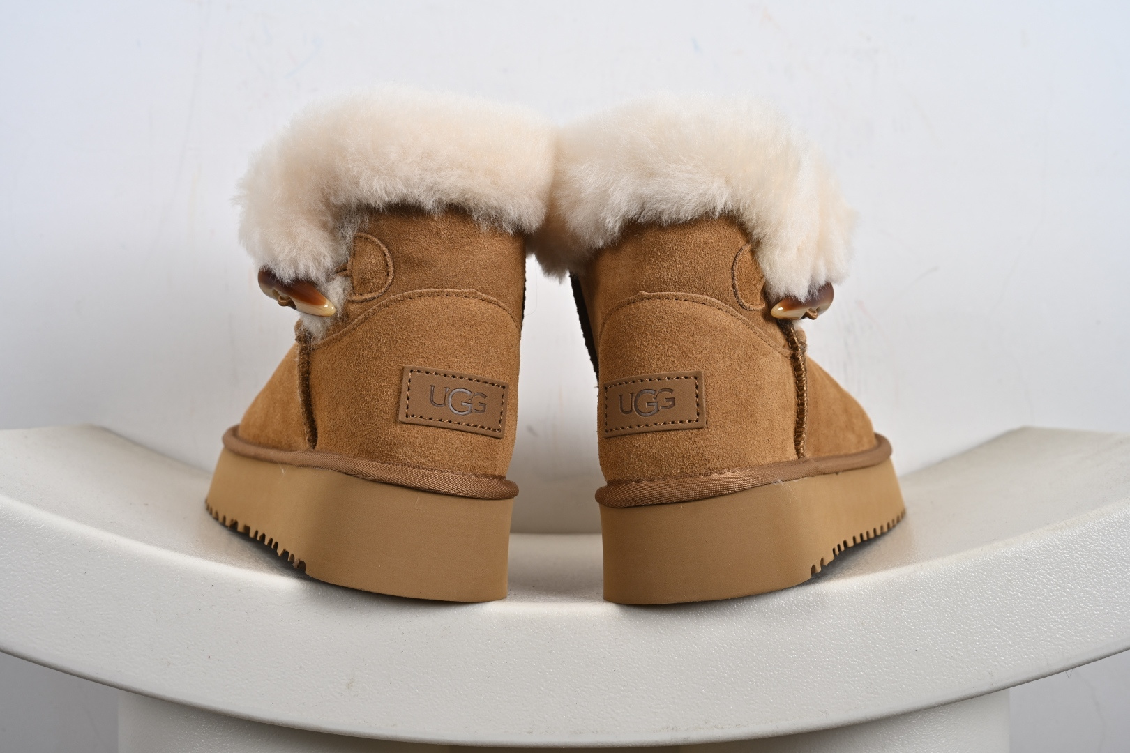 经典款 羊皮毛一体雪地靴 外 TREADLITE”轻翼”科技外底 YPAKOTA