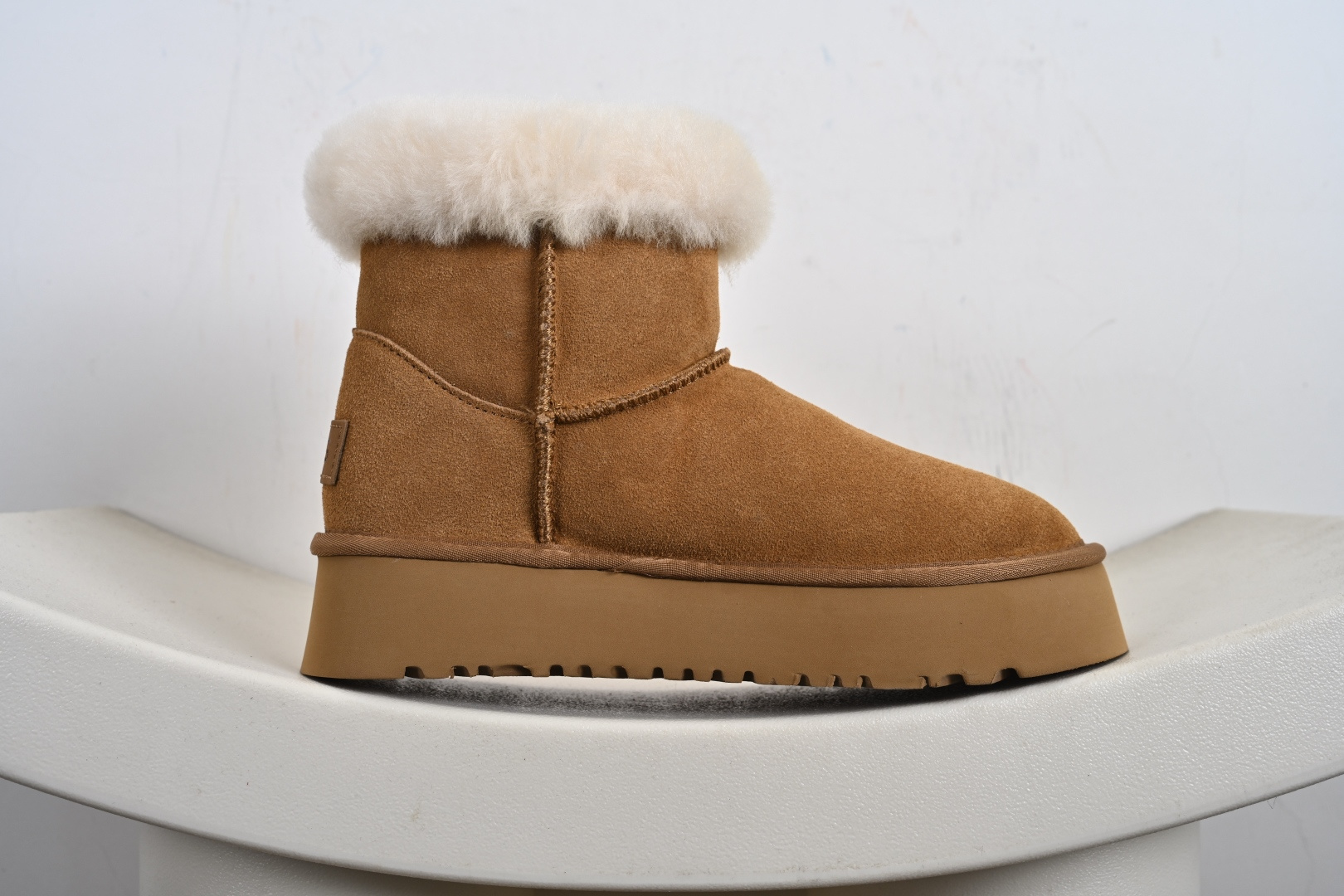 经典款 羊皮毛一体雪地靴 外 TREADLITE”轻翼”科技外底 YPAKOTA