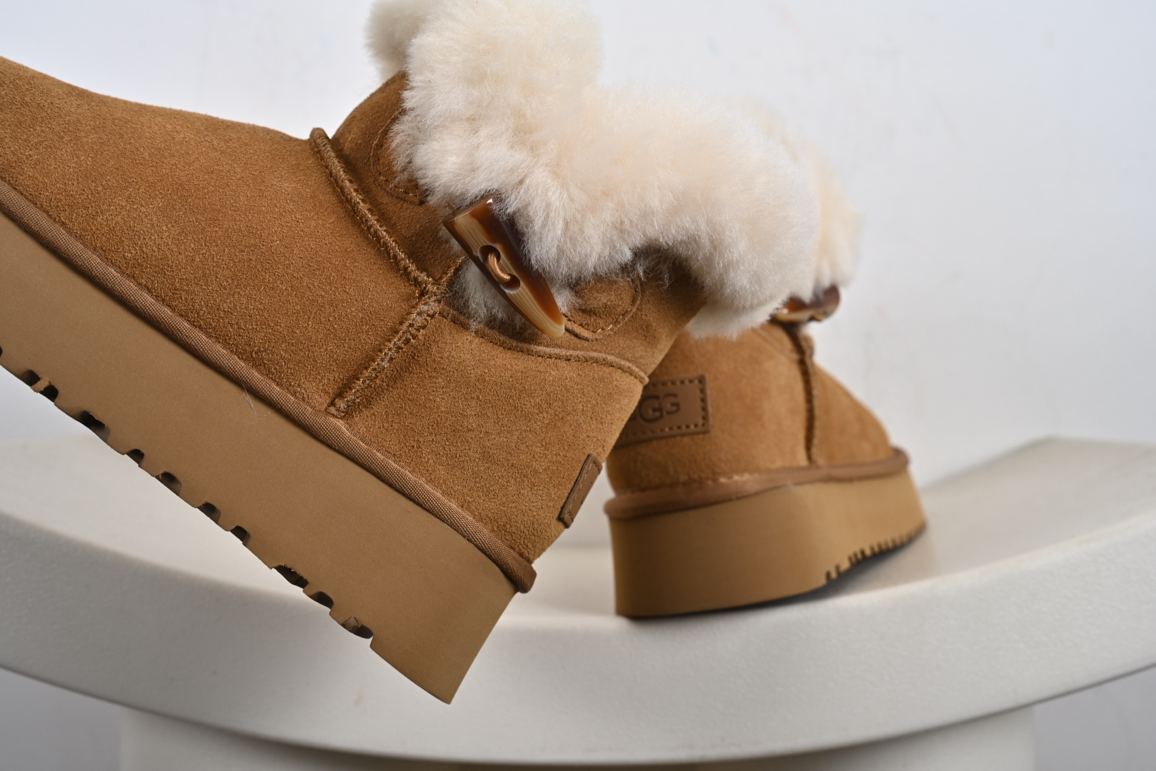 经典款 羊皮毛一体雪地靴 外 TREADLITE”轻翼”科技外底 YPAKOTA