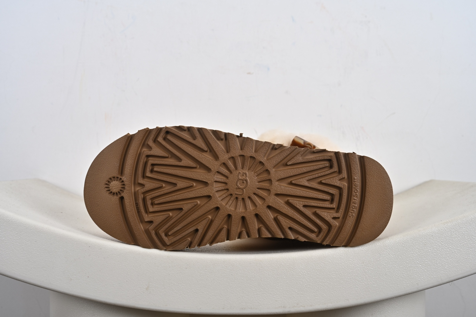 经典款 羊皮毛一体雪地靴 外 TREADLITE”轻翼”科技外底 YPAKOTA