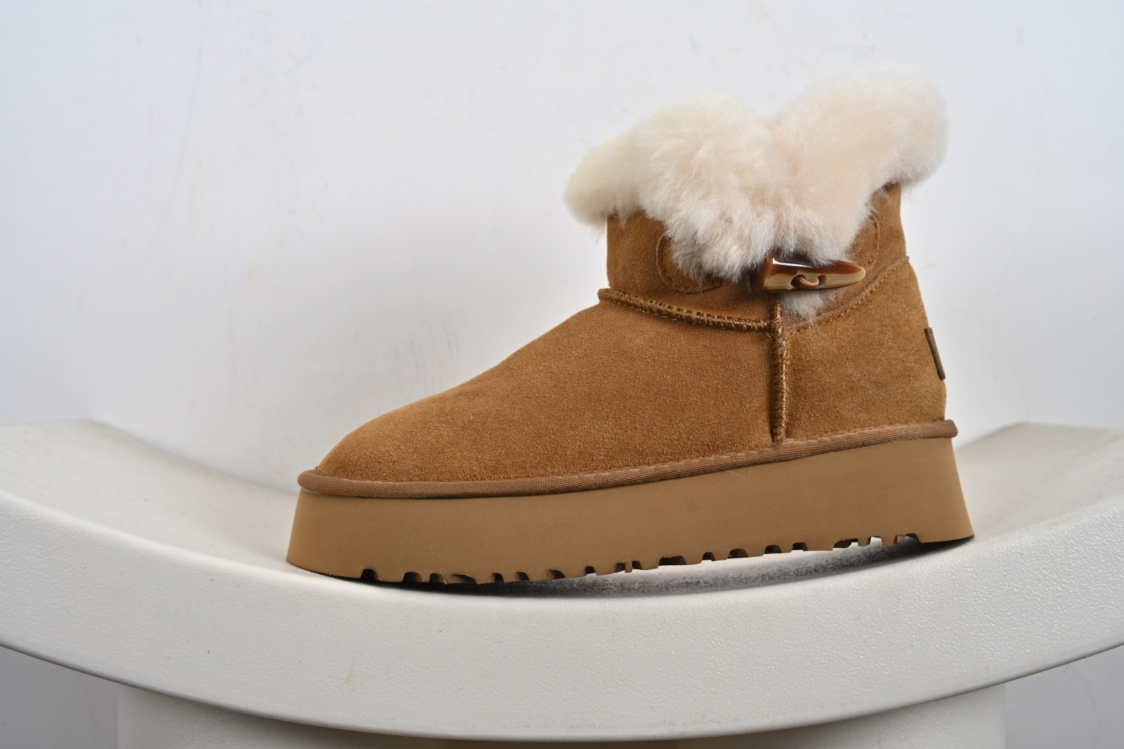 经典款 羊皮毛一体雪地靴 外 TREADLITE”轻翼”科技外底 YPAKOTA