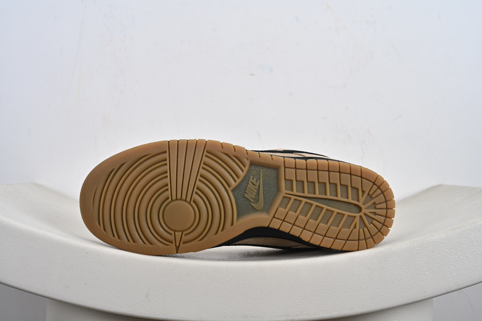 Nike SB Dunk Low pro 独家版型蒸餾加工帶來的是更好的视觉和脚感体验 超高清洁度 皮料切割干净无任何毛边 细节完美 HF3063-002