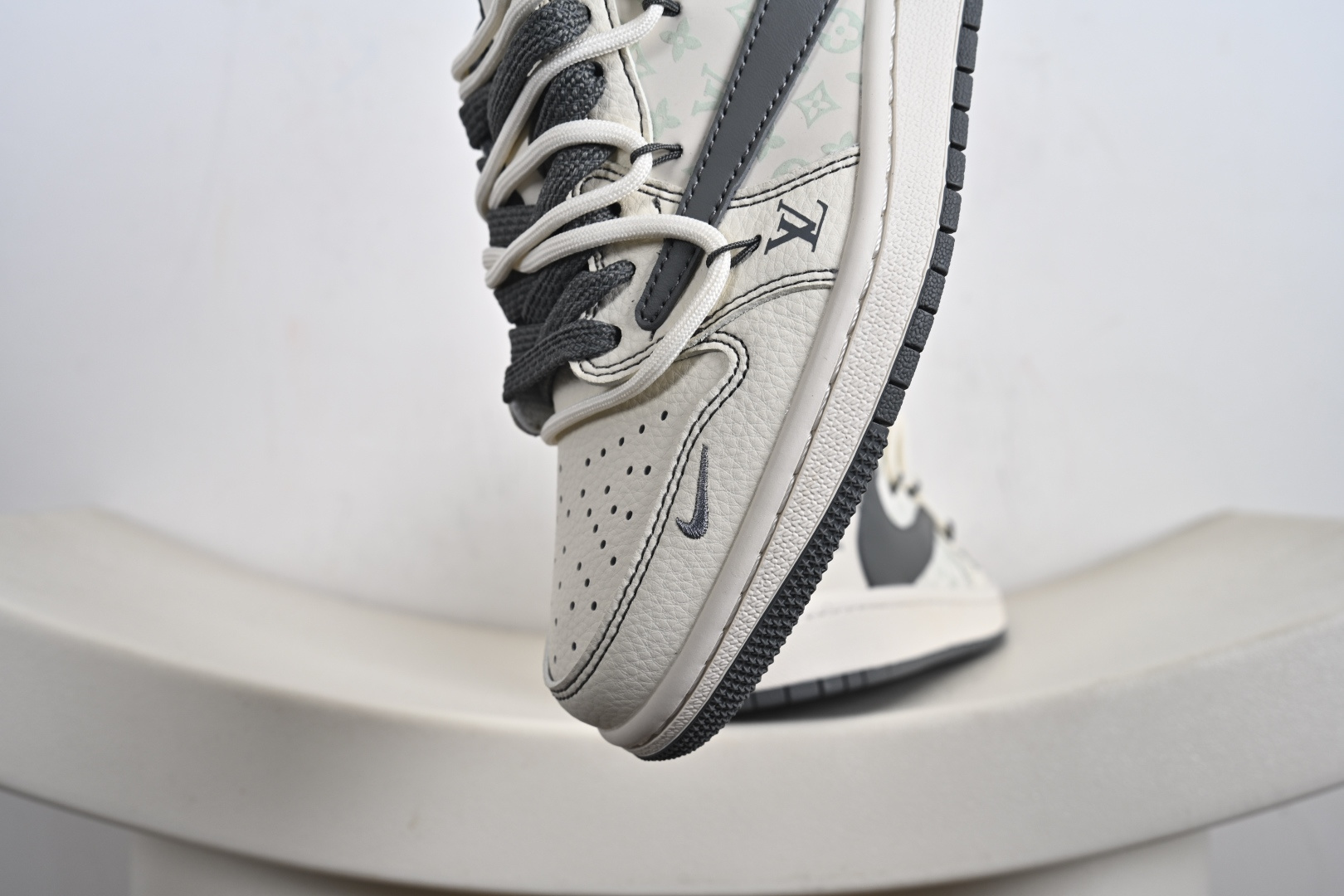 Travis Scott x Fragment Design x Jordan Air Jordan 1 Low OG SP LV联名-米灰印花红标” HT5088-605