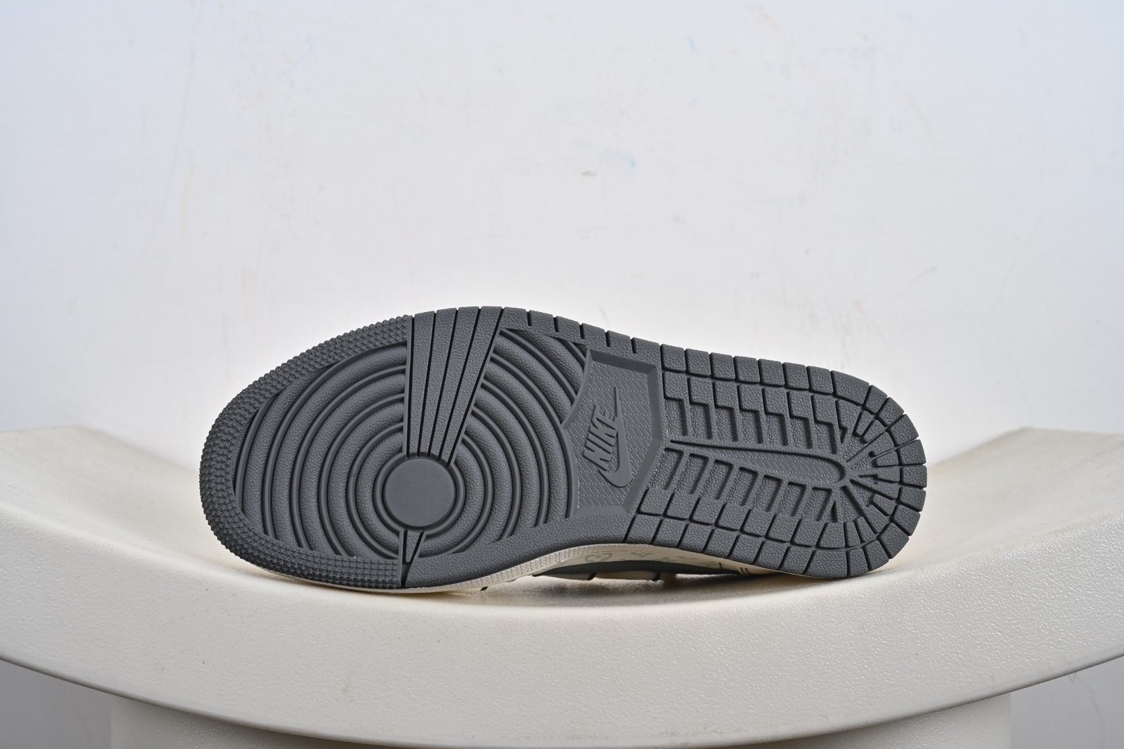 Travis Scott x Fragment Design x Jordan Air Jordan 1 Low OG SP LV联名-米灰印花红标” HT5088-605