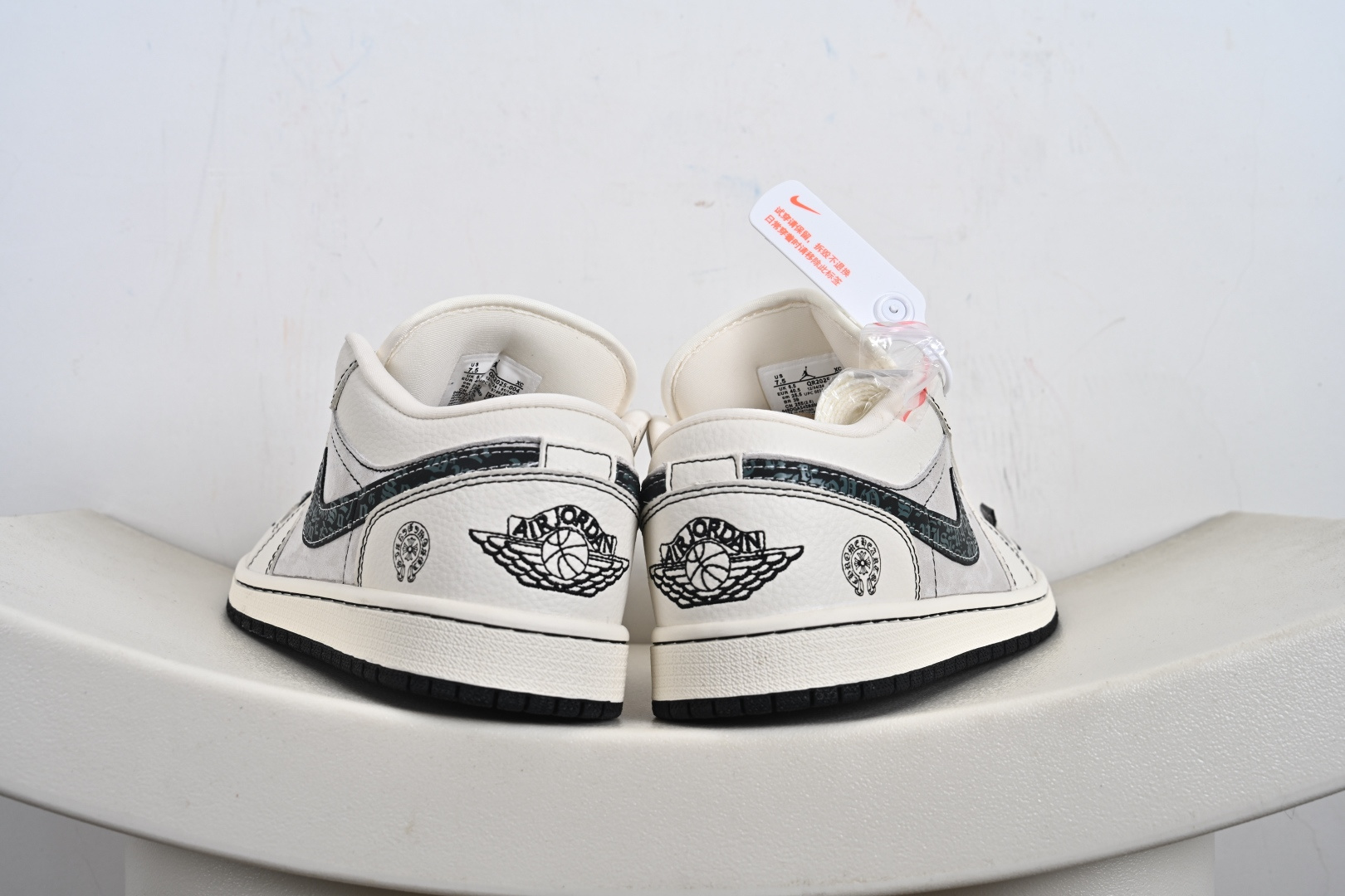 Nike Jordan Air Jordan 1“克罗心联名——花勾猪八” 高端定制 低帮 复古 减震 防滑 耐磨 篮球鞋 QR2025-004