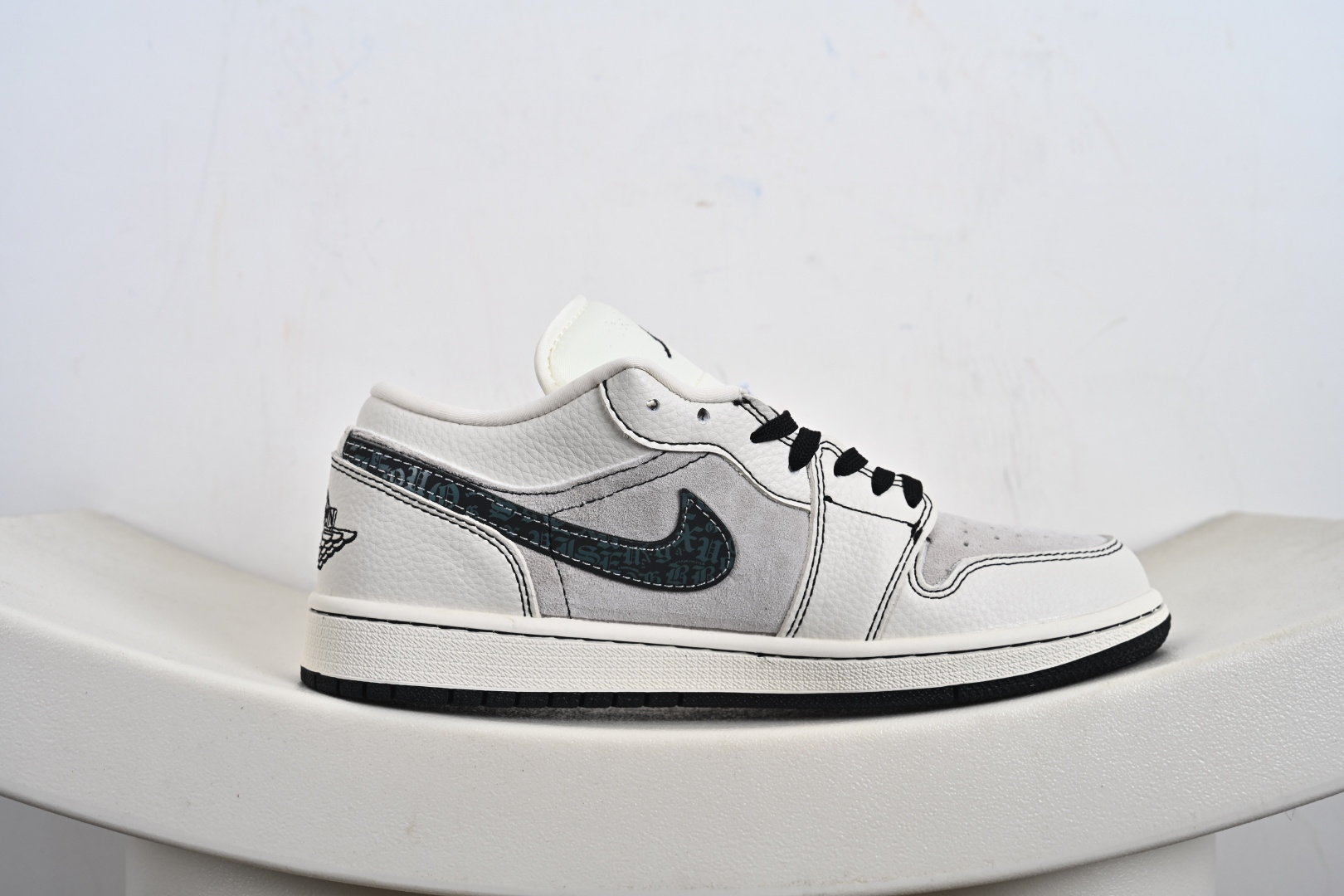 Nike Jordan Air Jordan 1“克罗心联名——花勾猪八” 高端定制 低帮 复古 减震 防滑 耐磨 篮球鞋 QR2025-004