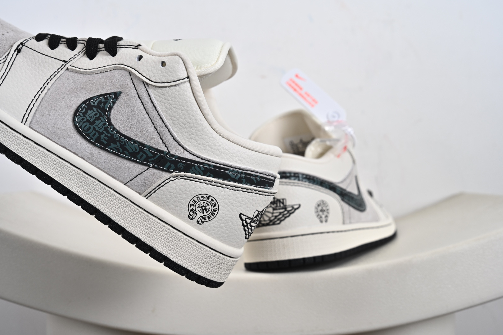 Nike Jordan Air Jordan 1“克罗心联名——花勾猪八” 高端定制 低帮 复古 减震 防滑 耐磨 篮球鞋 QR2025-004