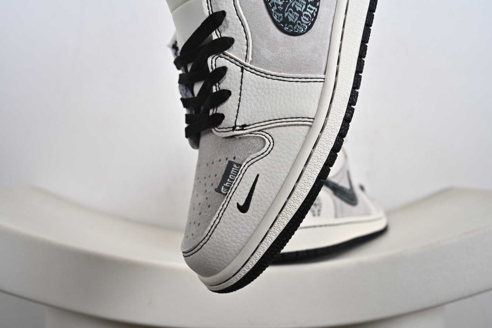 Nike Jordan Air Jordan 1“克罗心联名——花勾猪八” 高端定制 低帮 复古 减震 防滑 耐磨 篮球鞋 QR2025-004