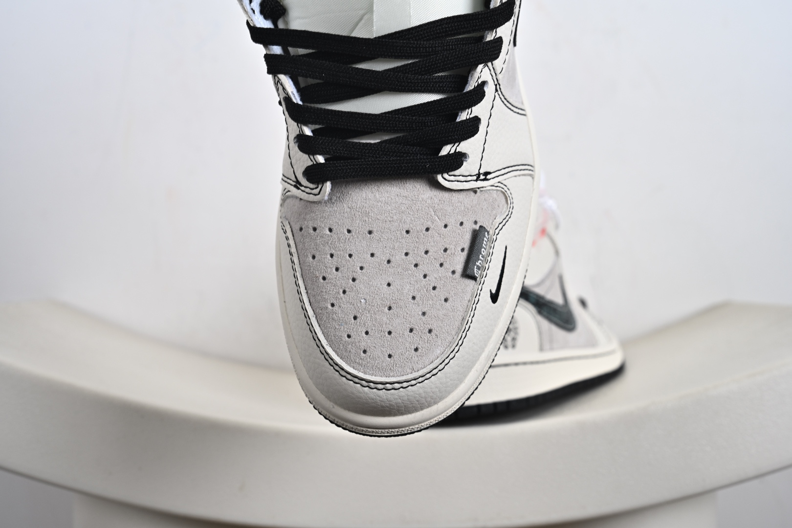 Nike Jordan Air Jordan 1“克罗心联名——花勾猪八” 高端定制 低帮 复古 减震 防滑 耐磨 篮球鞋 QR2025-004