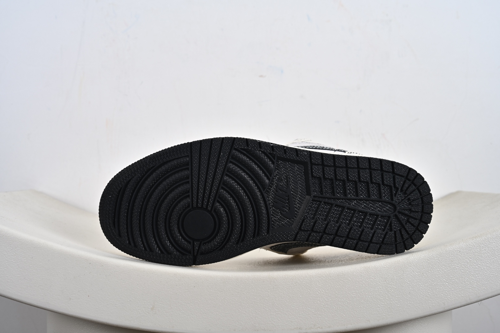 Nike Jordan Air Jordan 1“克罗心联名——花勾猪八” 高端定制 低帮 复古 减震 防滑 耐磨 篮球鞋 QR2025-004