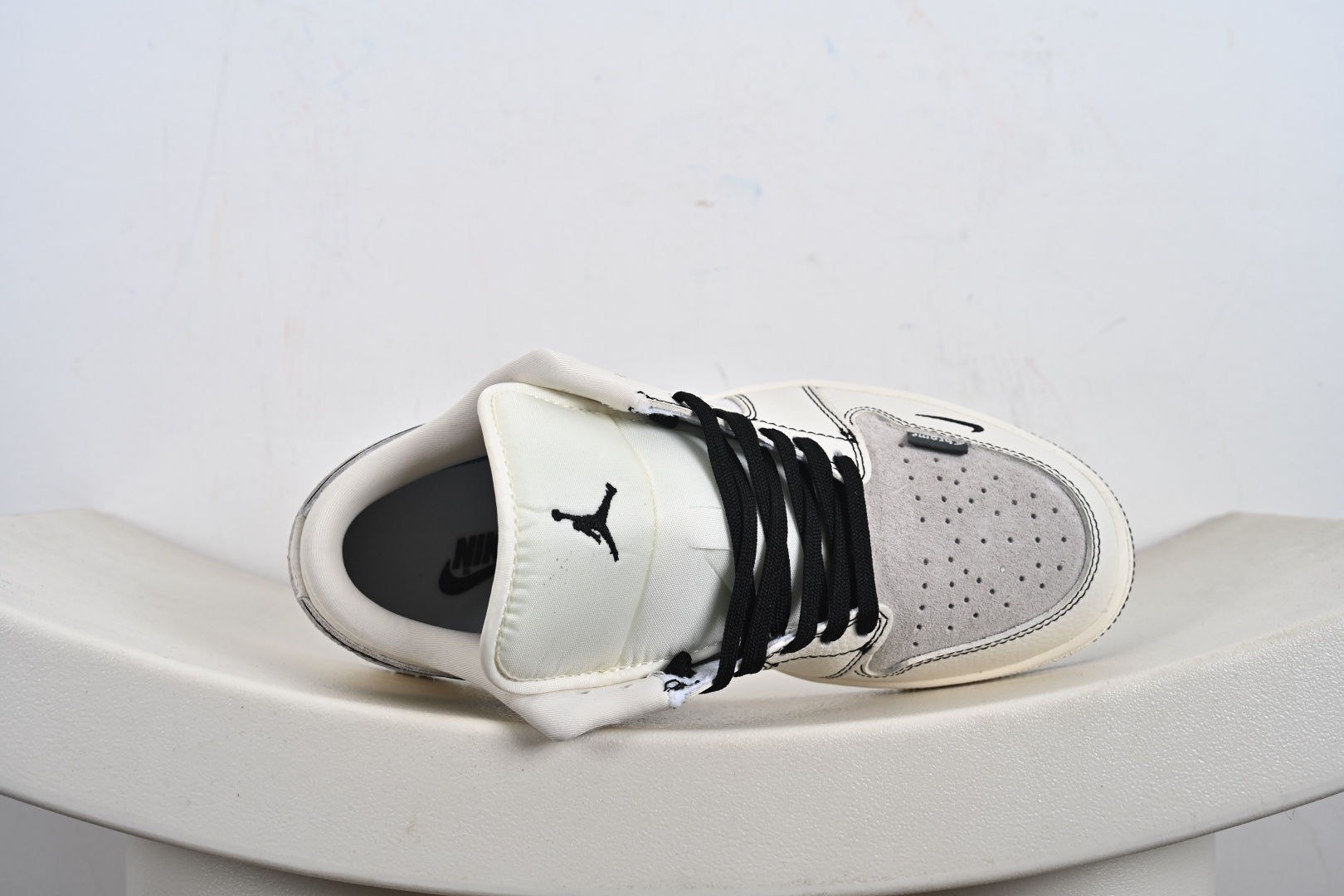 Nike Jordan Air Jordan 1“克罗心联名——花勾猪八” 高端定制 低帮 复古 减震 防滑 耐磨 篮球鞋 QR2025-004