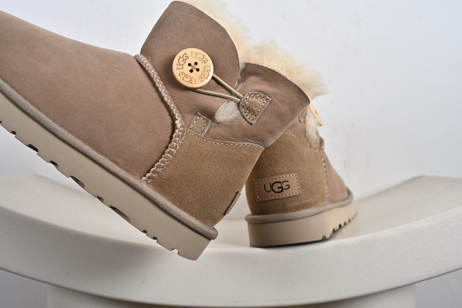 经典款 羊皮毛一体雪地靴 TREADLITE”轻翼”科技外底 1016422