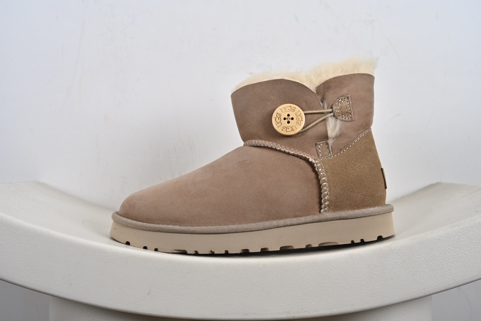 经典款 羊皮毛一体雪地靴 TREADLITE”轻翼”科技外底 1016422