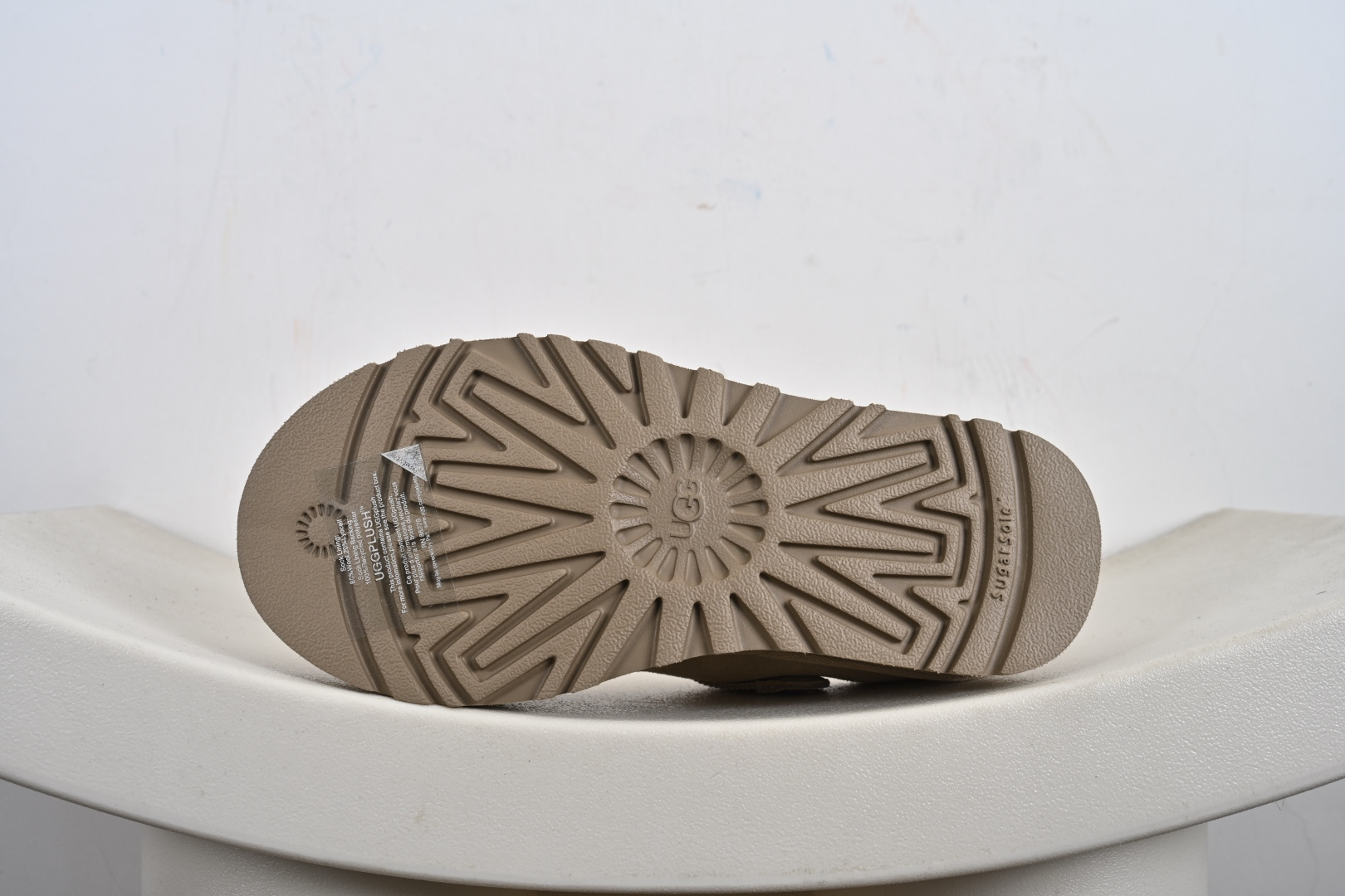 经典款 羊皮毛一体雪地靴 TREADLITE”轻翼”科技外底 1122553-111