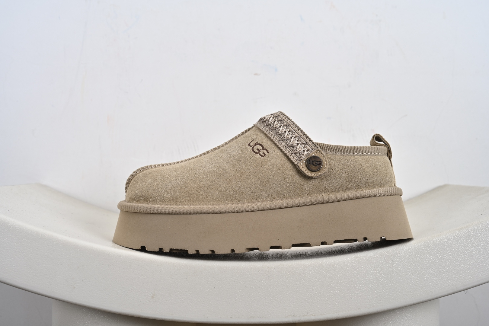 经典款 羊皮毛一体雪地靴 TREADLITE”轻翼”科技外底 1122553-111