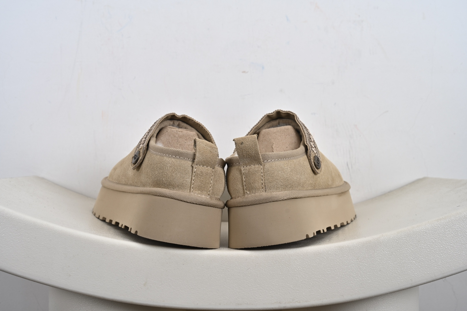 经典款 羊皮毛一体雪地靴 TREADLITE”轻翼”科技外底 1122553-111