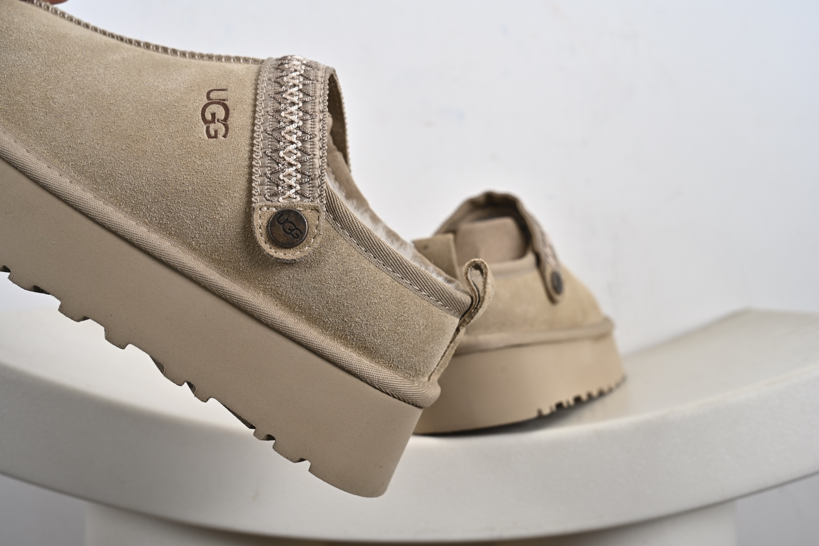 经典款 羊皮毛一体雪地靴 TREADLITE”轻翼”科技外底 1122553-111