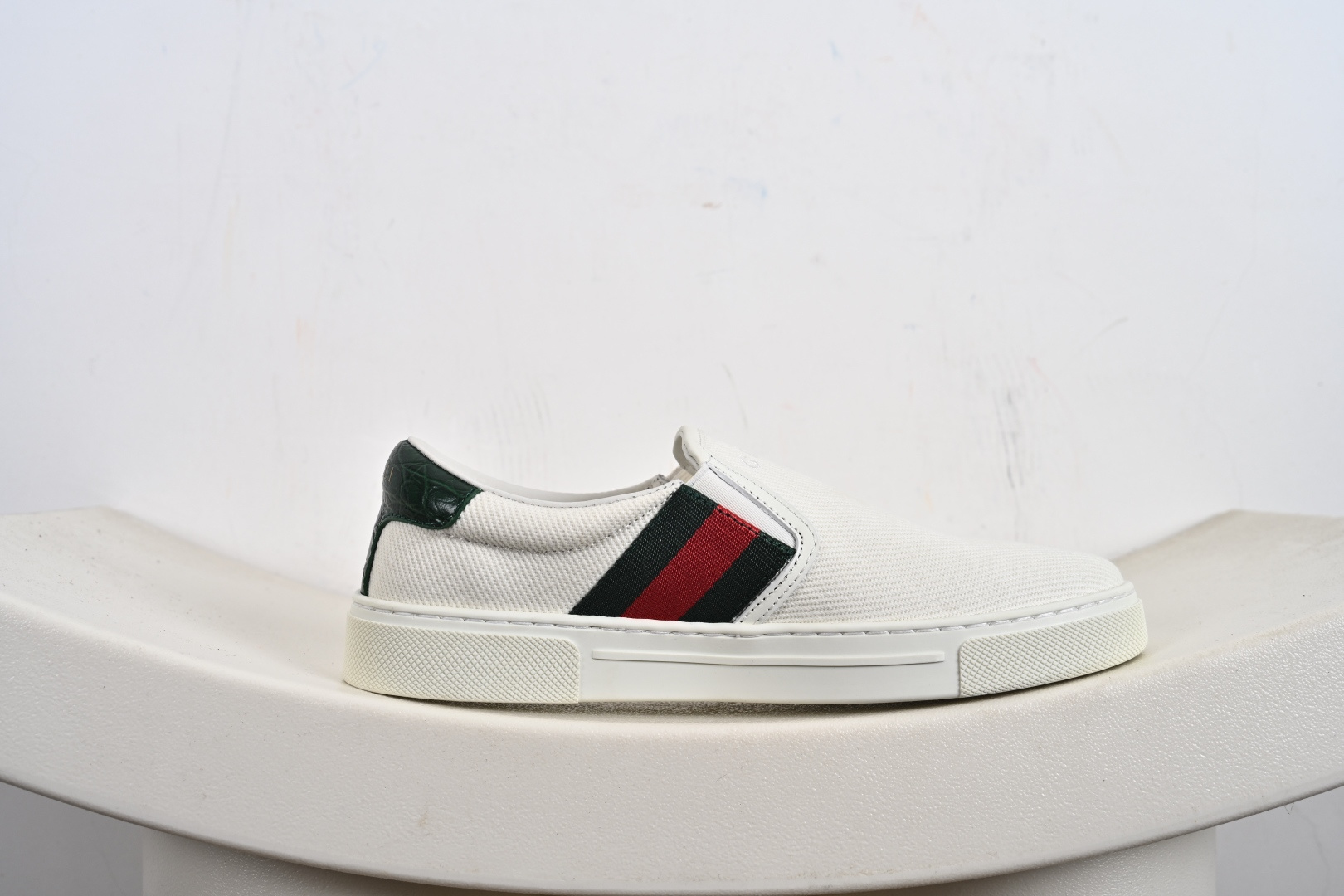 古驰系列 古驰/GUCCI YY 古驰小白鞋板鞋 602129-04GG-O9085 Gucci小蜜蜂 经典款板鞋