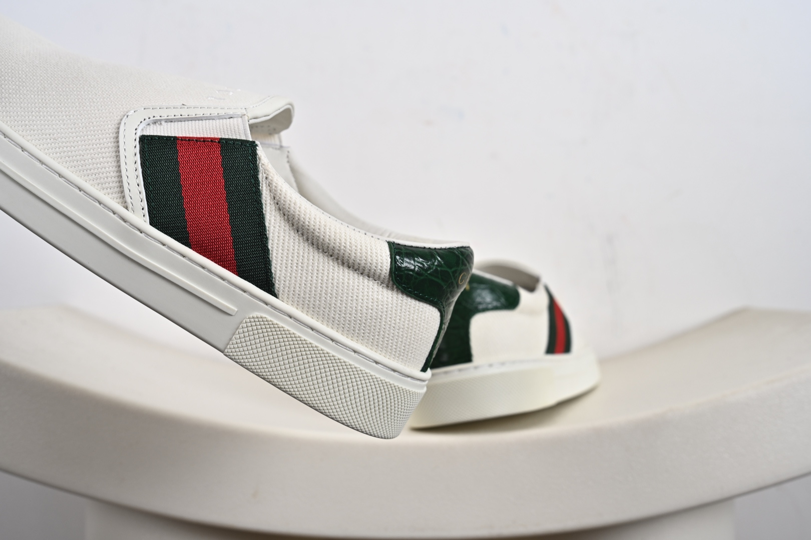 古驰系列 古驰/GUCCI YY 古驰小白鞋板鞋 602129-04GG-O9085 Gucci小蜜蜂 经典款板鞋